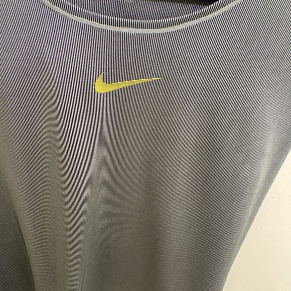 Nike Workout Top Sleevelesss - Picture 3 of 4